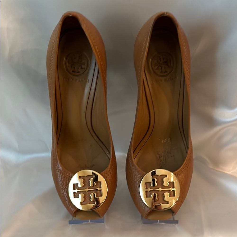 Tory Burch Tan Leather Peep Toe Wedge Heels with Gold Medallion 🤎